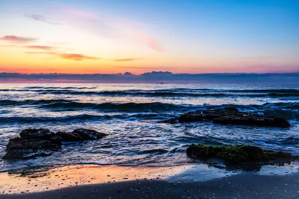 Deniz kıyısında güzel bir gün doğumu