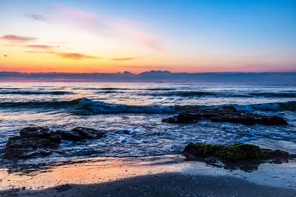 Okyanus kıyısında gün doğumu.