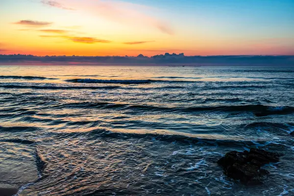 Denizin üzerinde güzel bir gün doğumu