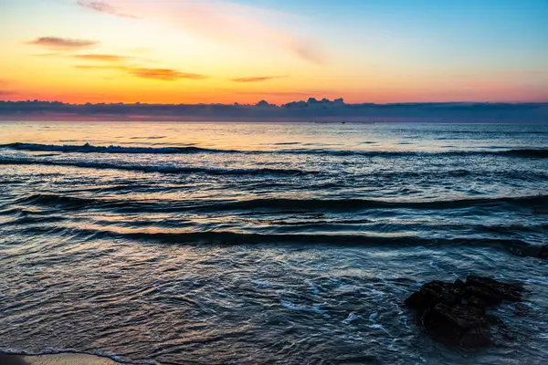 Sahilde deniz ve gün batımı