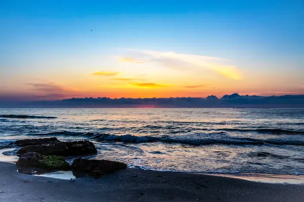 Sahilde gün doğumu Yazın deniz