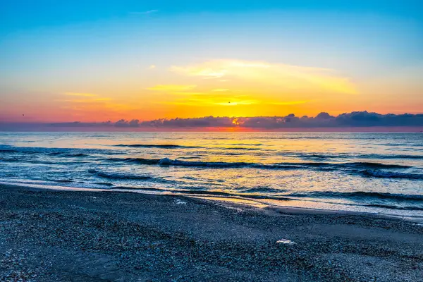 Sahilde güzel bir gün doğumu