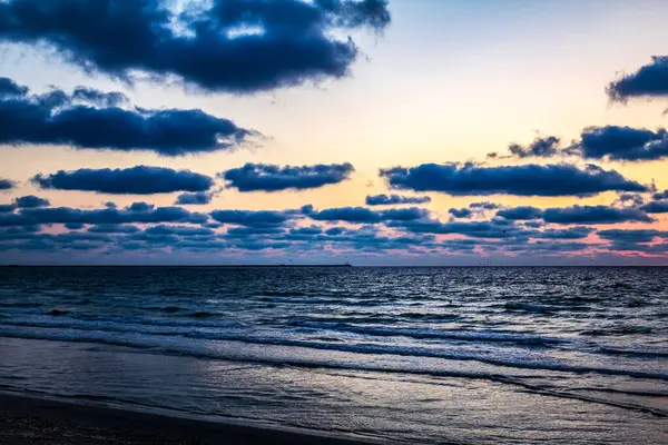 Denizde güzel bir gün batımı