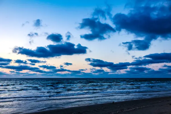 Akşamları Baltık Denizi 'nde gün batımı.