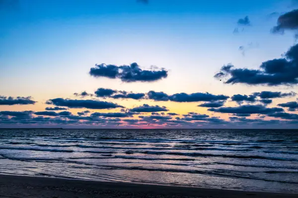 Denizin üzerinde güzel bir gün batımı