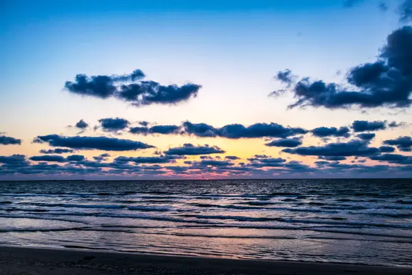 Denizin üzerinde güzel bir gün batımı