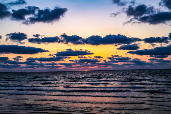 Denizin üstünde gün batımı.