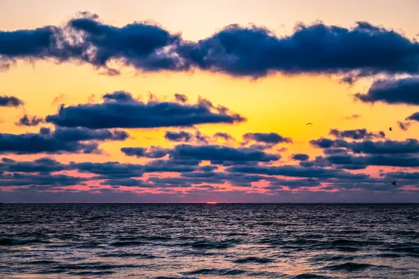 Denizin üzerinde güzel bir gün batımı