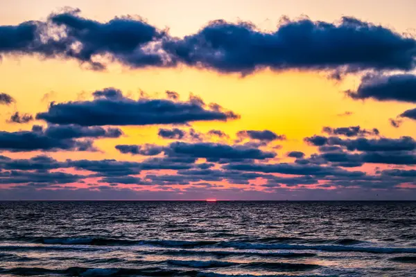 Güzel bulutlarla okyanusun üzerinde gün doğumu