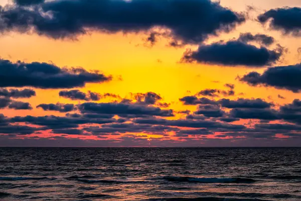 Renkli dramatik gün batımı gökyüzü denizin üzerinde