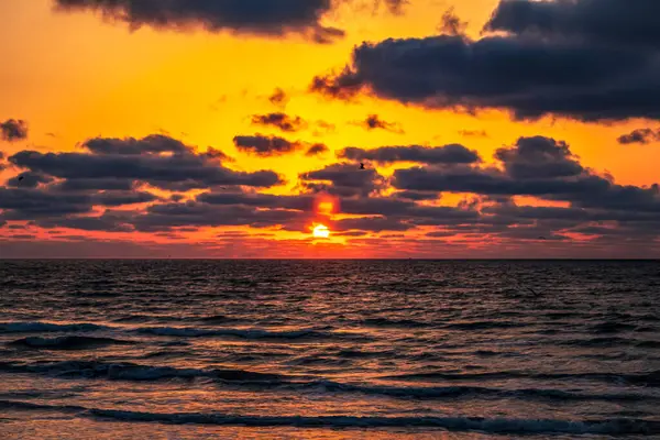Denizin üzerinde güzel bir gün batımı