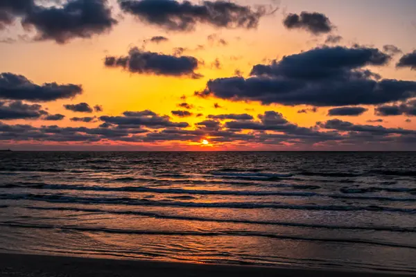 Sabahları kumsalda gün batımı