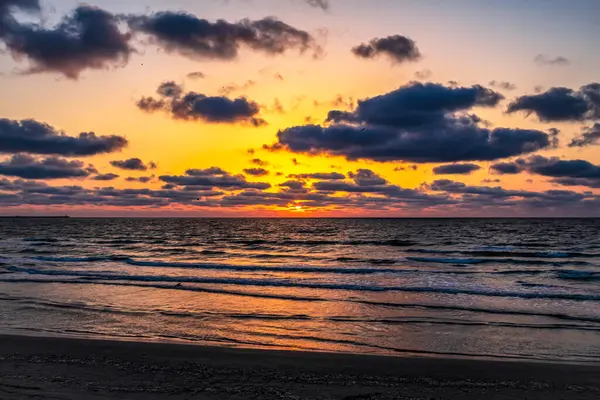 Akdeniz 'in Akdeniz sahillerinde güzel bir gün batımı