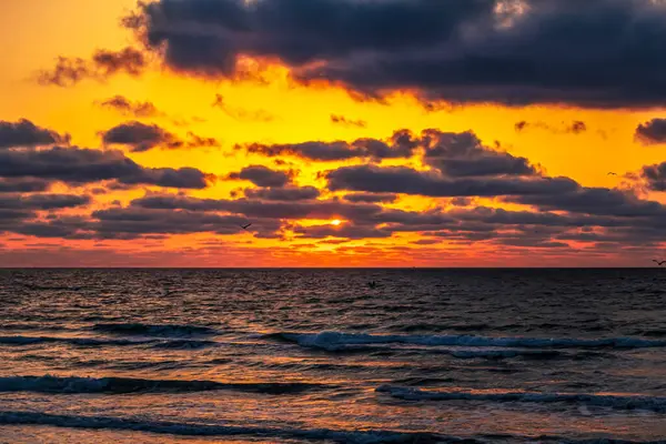 Sahilde güzel bir gün batımı.