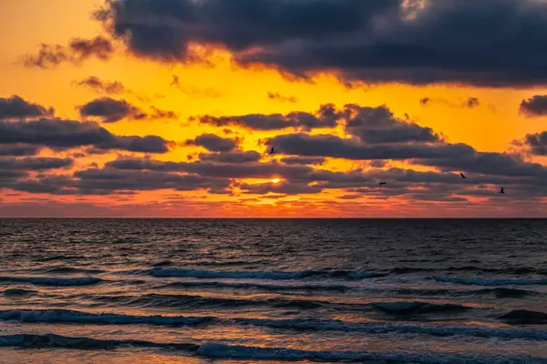 Denizin üzerinde gün batımı.