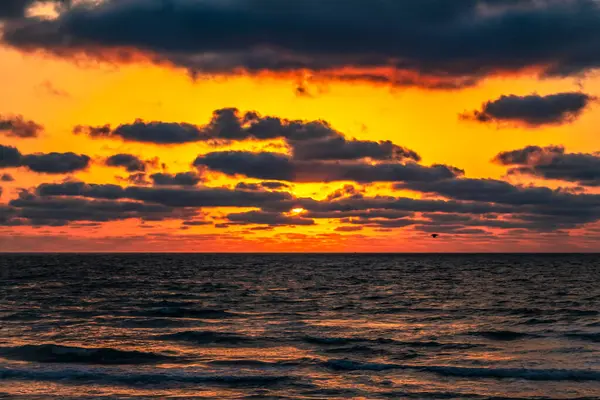 Denizin üzerinde güzel bir gün batımı