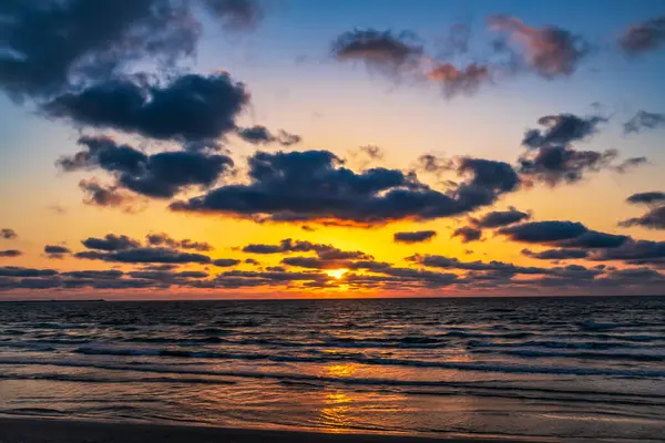 Okyanusun üzerinde güzel bir gün batımı