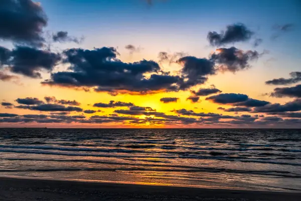 Denizin üstünde gün batımı