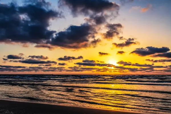 Denizin üzerinde güzel bir gün batımı