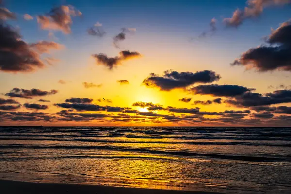 Denizin üzerinde güzel bir gün batımı