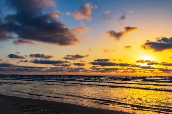 Denizin üzerinde güzel bir gün batımı