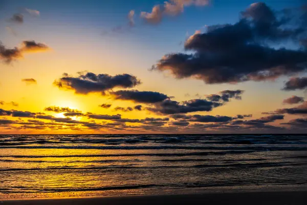 Baltık Denizi 'nde güzel bir gün doğumu, Polonya.