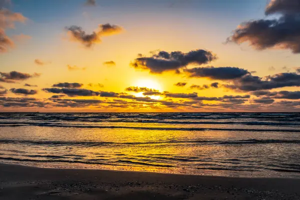 Sahilin ve denizin güzel manzarası.