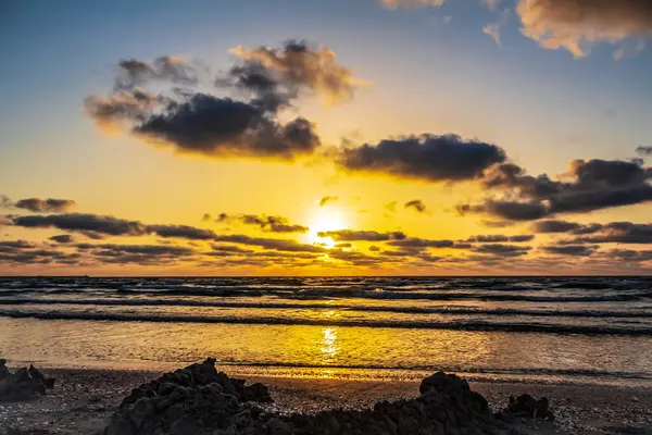 İsrail 'in kuzeyindeki Akdeniz sahilinde gün batımı.