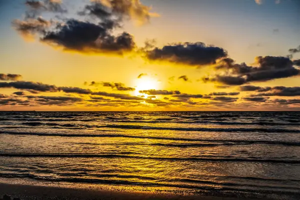 Sahilde gün doğumu