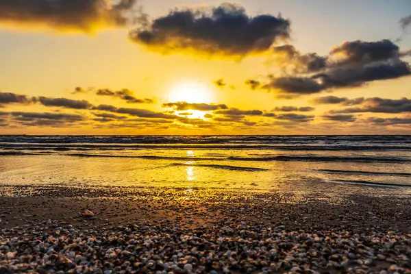 Sahilde güzel bir gün doğumu Deniz ve dalgalarla.