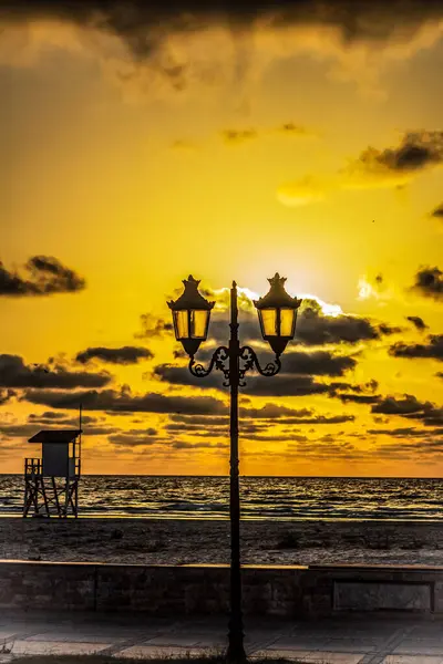 Denizin üzerinde güzel bir gün batımı