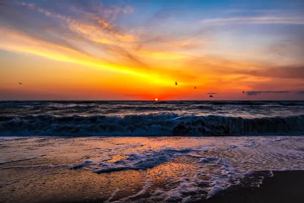 Denizin üzerinde gün batımı