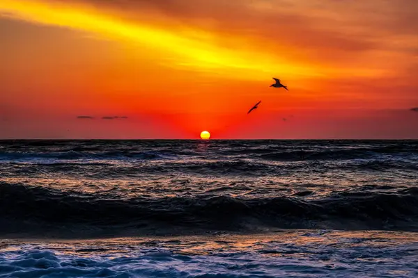 Denizin üzerinde güzel bir gün batımı