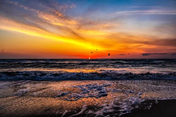 Denizin üzerinde güzel bir gün batımı