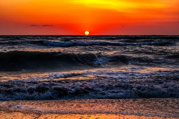 Denizin üzerinde güzel bir gün batımı