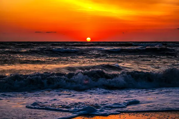 Yaz mevsiminde deniz ve gün batımı.