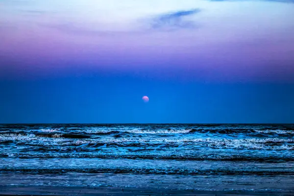 Bulutlu bir gün batımında güzel bir sahil manzarası