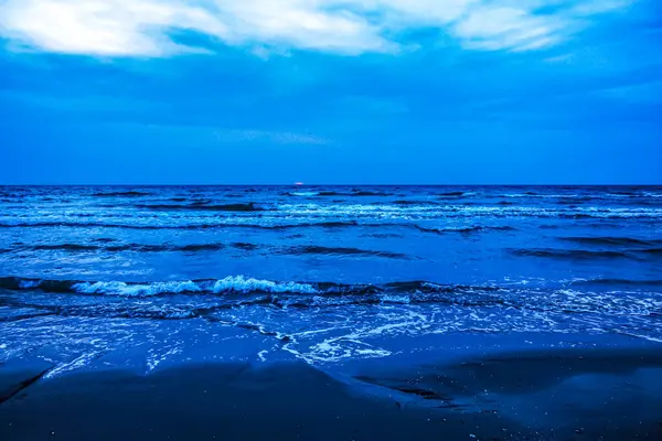 Denizin üzerinde güzel bir gün batımı