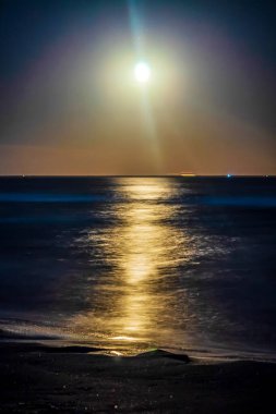 Güneş ufuktan batıyor.