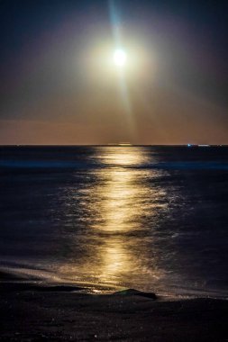 Güneş ay ışığında parlıyor.