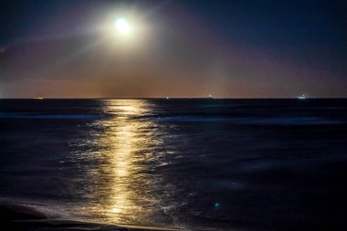 Gece gökyüzündeki aya