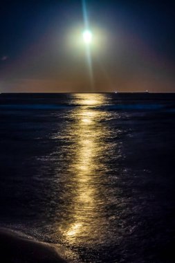 Denizin üzerinde güzel bir gün batımı