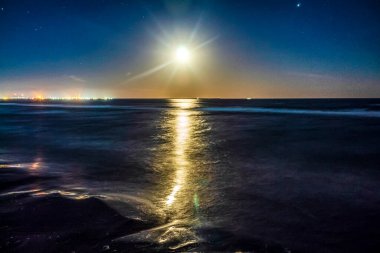 Aylı ve yıldızlı gece manzarası