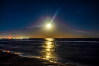 Gece gökyüzündeki ayın gece manzarası