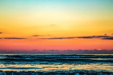 Akdeniz kıyısında güzel bir gün batımı