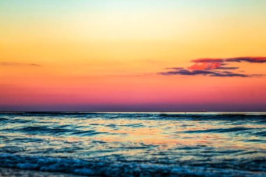 Denizin üzerinde gün batımı