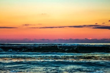 Denizin üzerinde güzel bir gün batımı