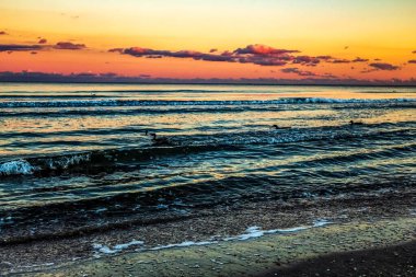 İsrail 'in kuzeyindeki Akdeniz kıyısında gün batımı.