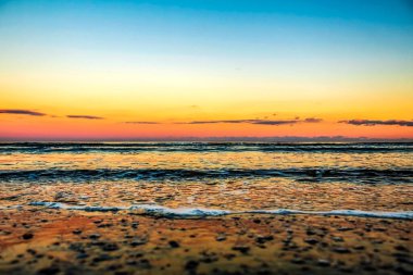 Denizin üzerinde güzel bir gün batımı