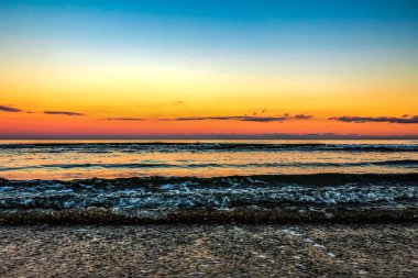 Sahilde güzel bir gün batımı